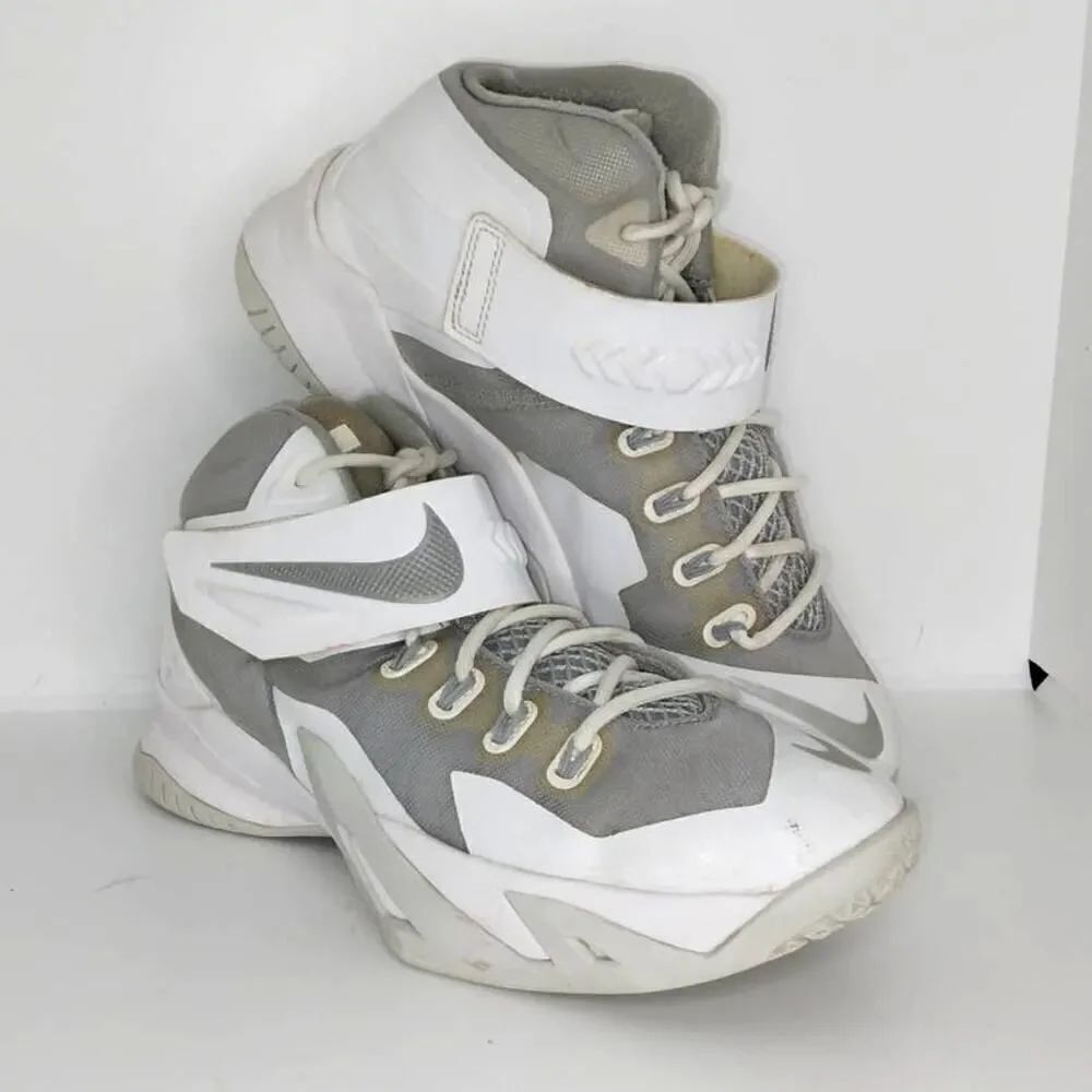 Nike Lebron James Soldier VIII Boy's Pre-owned Basketball Sneakers - sz. 6Y
